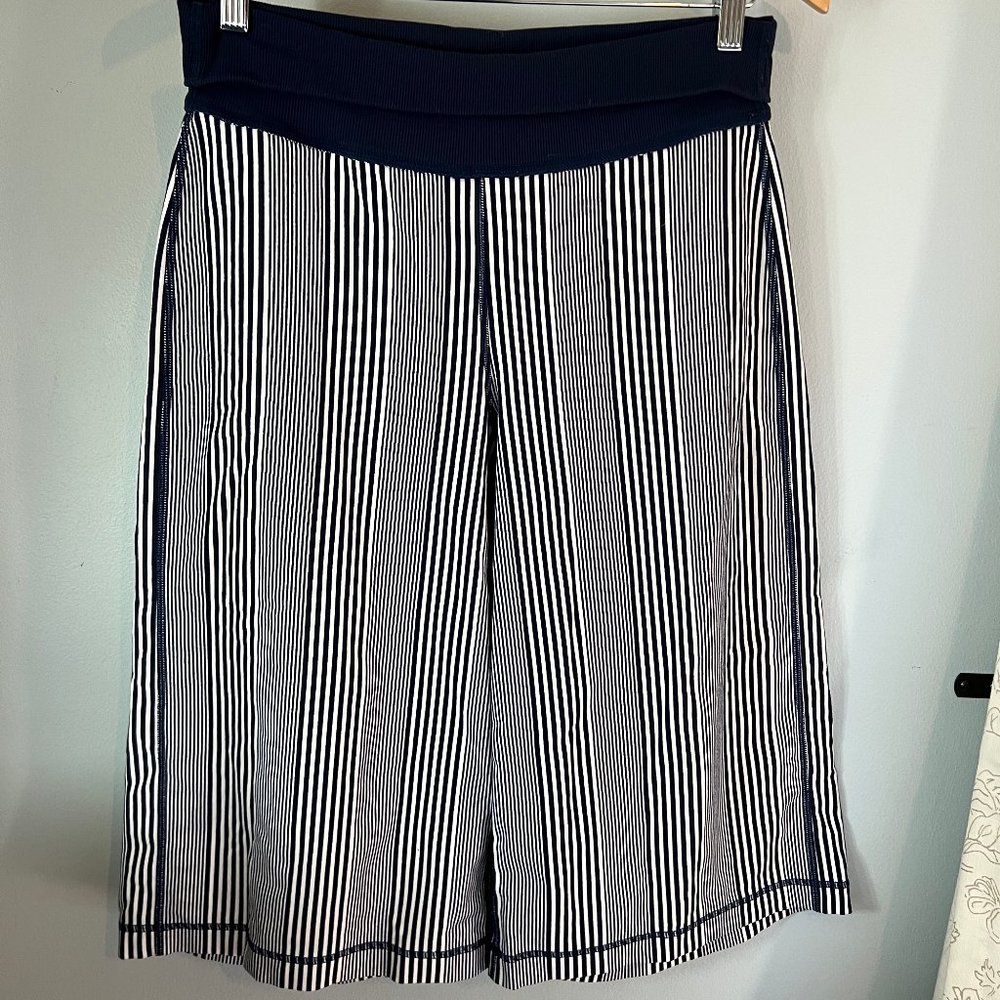 Lululemon Capris Wide Leg Navy Blue and White Stripes, Size 8